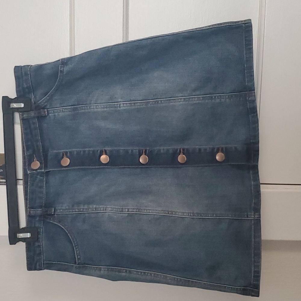 Button denim skirt